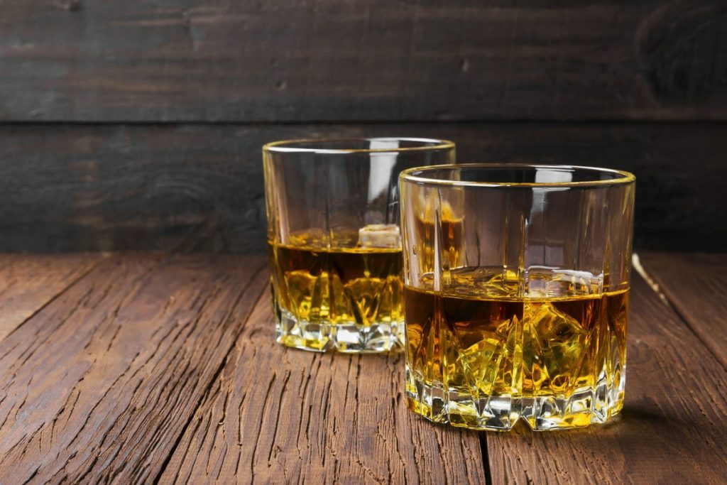Dlaczego kształt i materiał szkła zmieniają odbiór aromatu whisky?